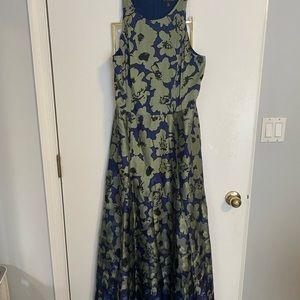 Beautiful nicely fitting long dress for a wedding